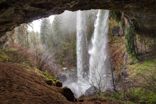 Upper North Falls at Silver Falls State Park, OR.  The roof of the alcove consists of Wanapum Basalt, the bedrock near the river channel consists of Grande Ronde Basalt. 